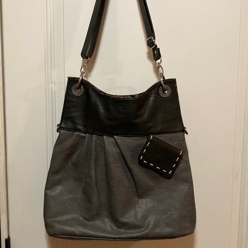 🌟Adsa Large, Gray Leather Satchel Style Handbag. Crossbody adjustable strap.